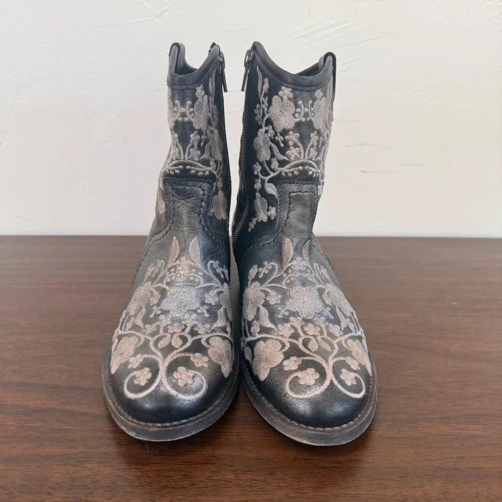 Taos Footwear Privilege Black Leather Floral Embroidered Western Ankle Boots 37